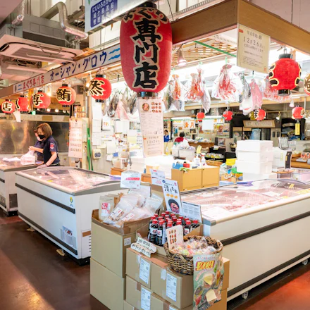 【三崎】三浦半島の市場といえば「うらりマルシェ」
朝市や食べ歩き、お土産にもおすすめなグルメも!